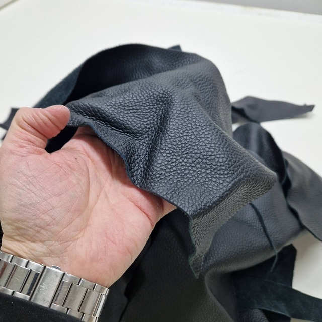 Ostanki naravnega usnja ČRNI ODTENKI izbirna teža