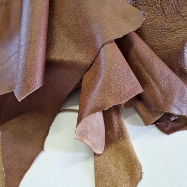 Ostanki naravnega usnja RJAVA, izbirna teža