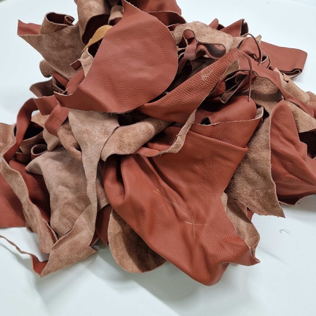 Ostanki naravnega usnja RJAVA paket 1 kg