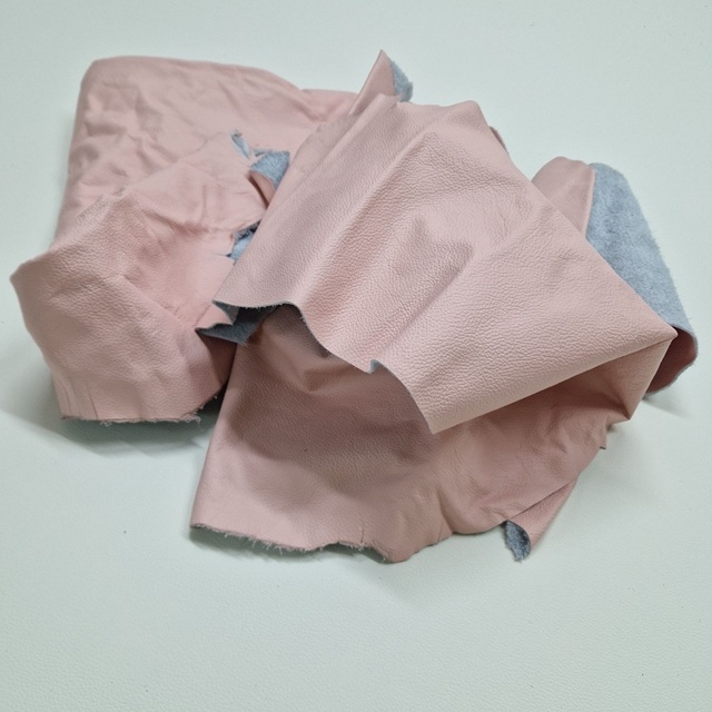 Ostanki naravnega usnja ROZA paket 500g