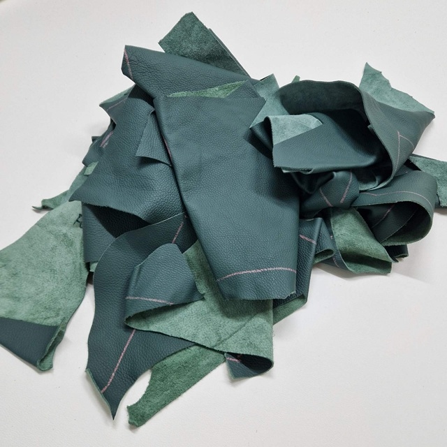 Ostanki naravnega usnja ZELENA ODTENKI izbirna teža