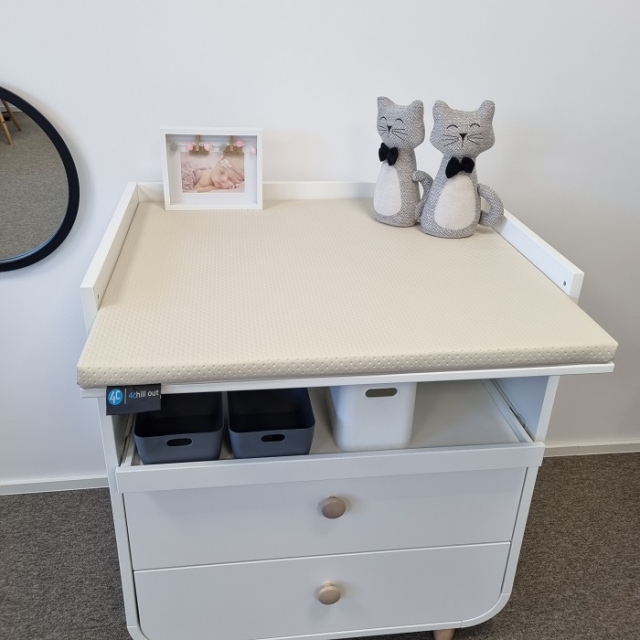 previjalna podloga, bež barva, previjalna blazina, previjalna miza