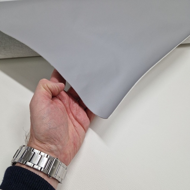 Umetno usnje, kos 78x44cm, siva