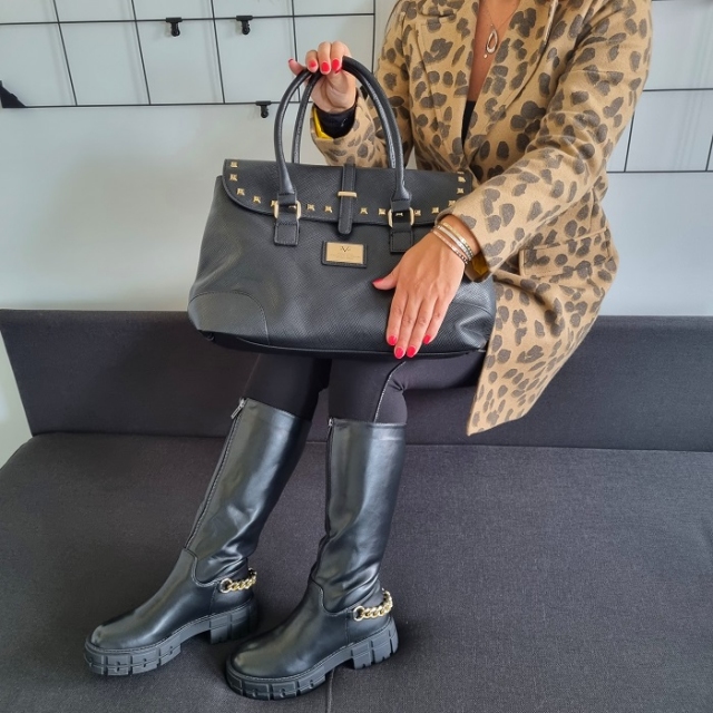 Črni škornji z debelejšim podplatom in dekorativno verigo: 37