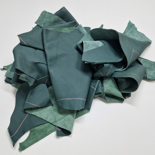 Ostanki naravnega usnja ZELENA ODTENKI izbirna teža