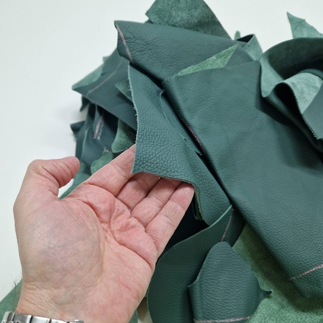 Ostanki naravnega usnja ZELENA ODTENKI izbirna teža