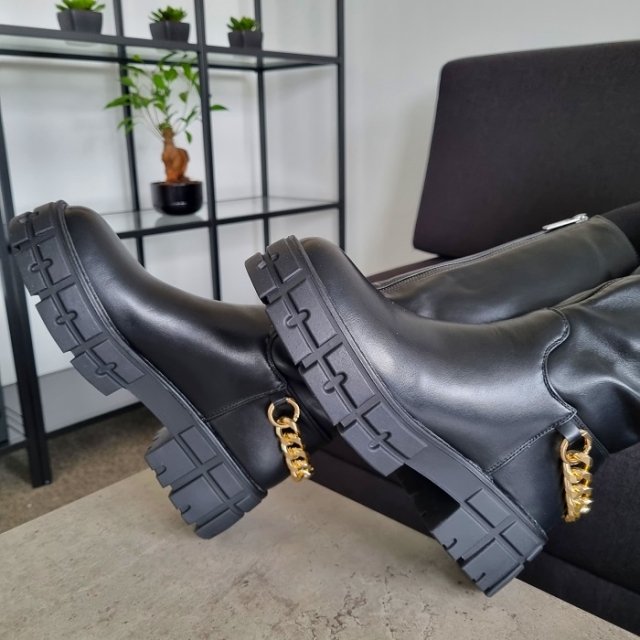 Črni škornji z debelejšim podplatom in dekorativno verigo: 37